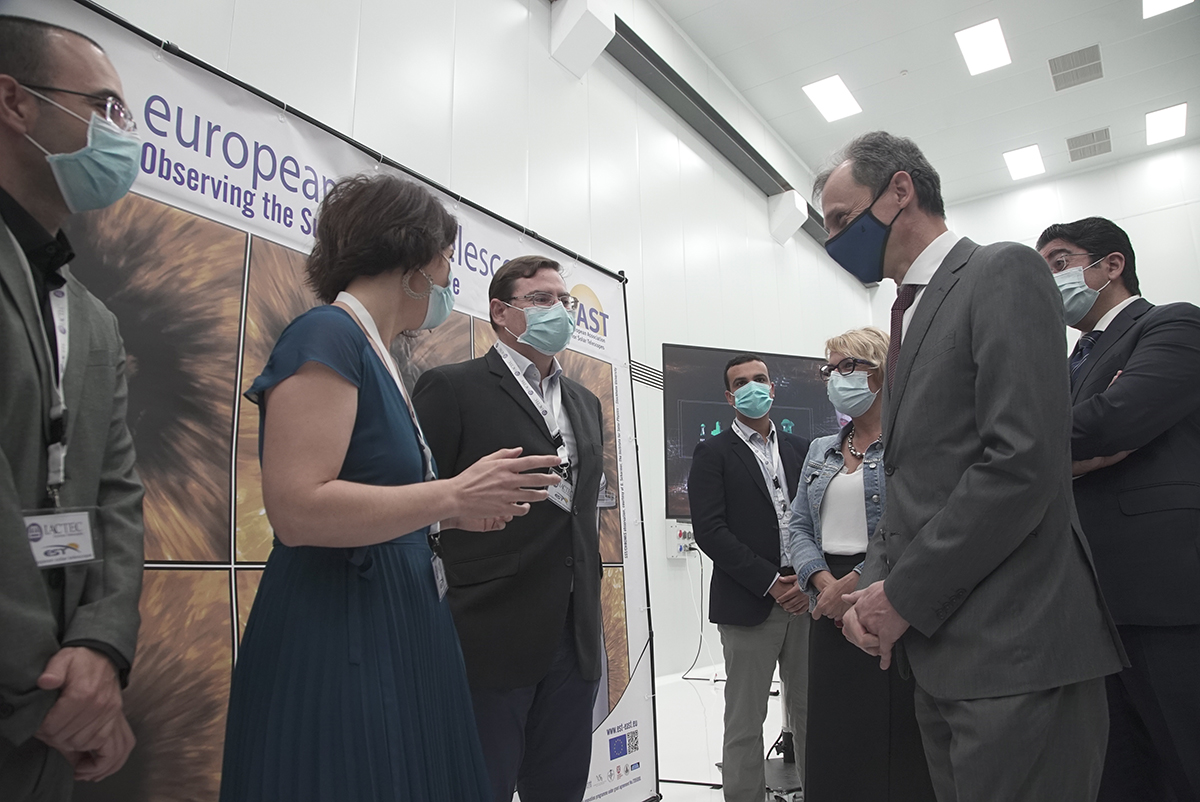 Spanish Minister of Science and Innovation greets members of the EST team